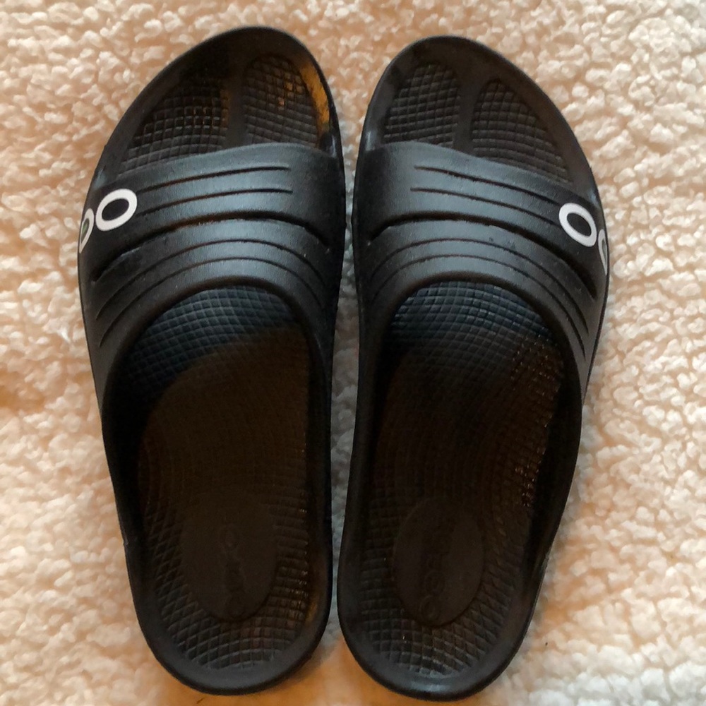 Oofos women’s black slide size 8